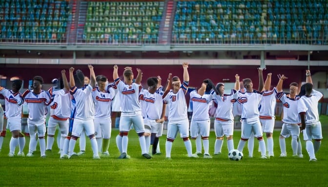 축구장에서 환호하는 유럽 선수
